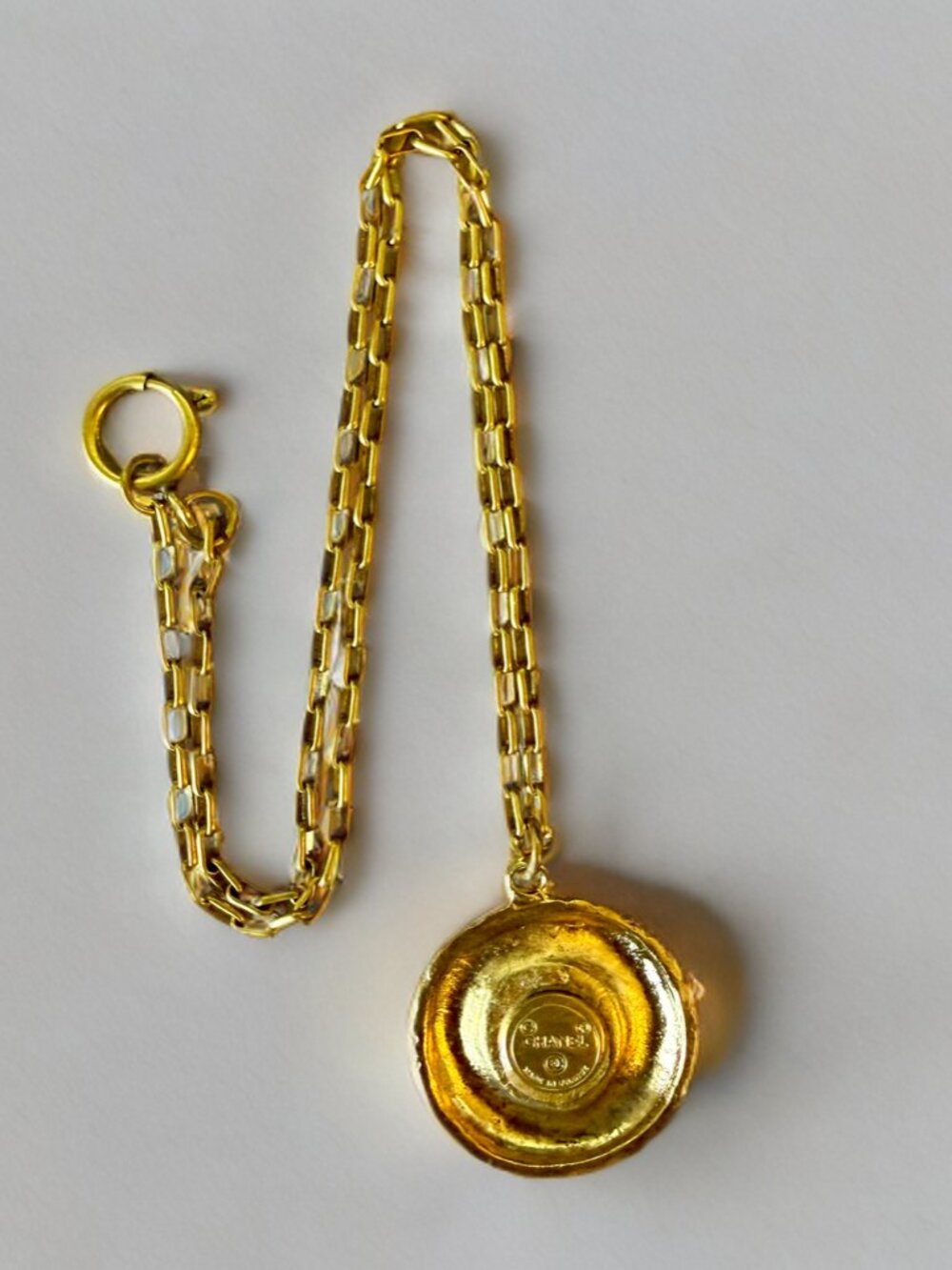 Vintage Chanel Gold-Plated CC Logo Round Pendant Paperclip Chain Necklace - Picture 2 of 7